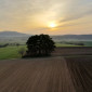 Sonnenaufgang über den Weiten der Felder am Bibra-Denkmal!