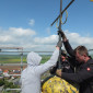 Feierlicher Moment: Abnahme der Turmbekrönung durch die Mitarbeiter der Firma Hammer