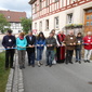 Durchschneiden des gelb-blauen Bandes zur Eröffnung der Jakobusnebenwege im Landkreis Rhön-Grabfeld durch die Ehrengäste