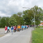 Die Pilgergruppe auf dem Weg durch Höchheim