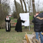 Enthüllen der Bildtafel an der Station 4 (Barfußweg in Höchheim)