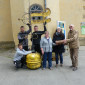 Erinnerungsfoto: Turmbekrönung mit den Mitarbeitern der Fa. Hammer, dem Kirchenvorstand und der Pfarrerin