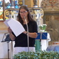 Pfarrerin Beate Hofmann-Landgraf verliest die Dokumente der Kirchengemeinde, die sie in die Dokumentenkapsel gibt.