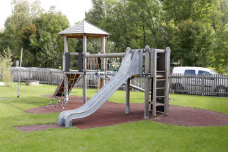 Kinderhaus Garten Kindergartengruppe Klettergerüst